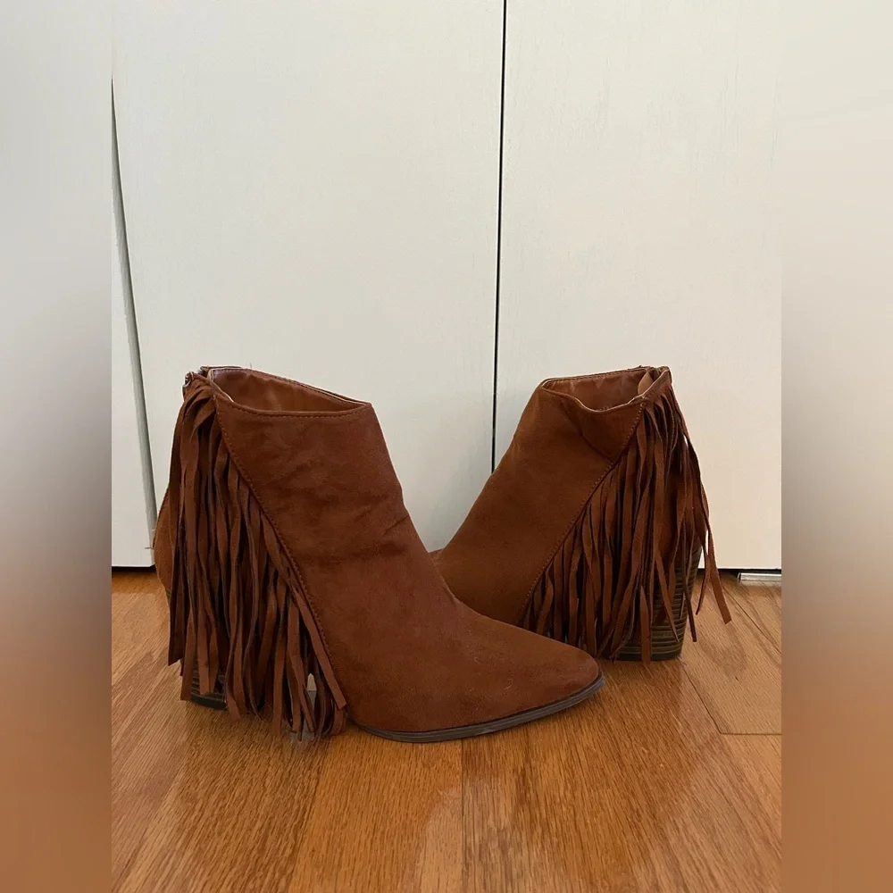 Qupid. Brown Suede Fringe Boots. Size 10. - Picture 2 of 9